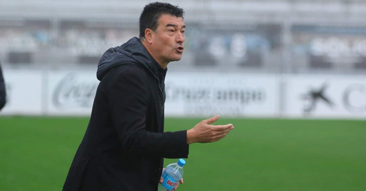 Rafa Escobar dando órdenes en el encuentro contra el Fuenlabrada. Foto: Real Balompédica Linense
