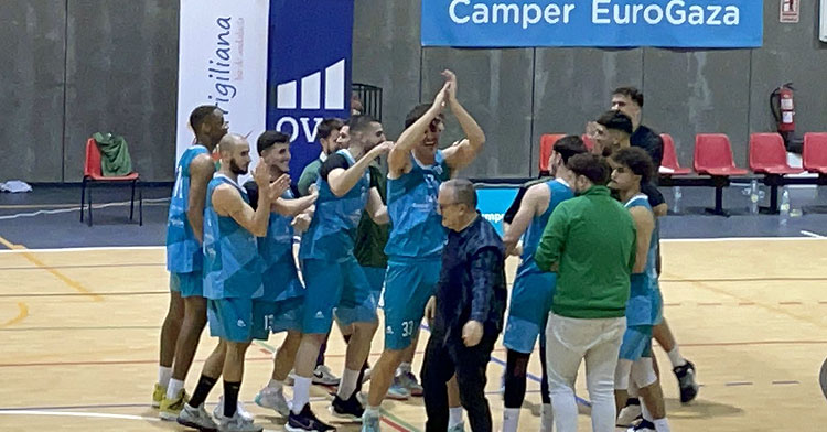 El UCB Camper Eurogaza de Rafa Gomáriz celebrando una de sus victorias. Foto: Ubi Concordia