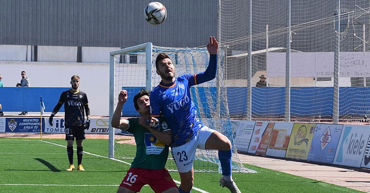 Ricard gana una pelota dividida en un encuentro con el Socuéllamos. Foto cedida por el Ciudad de Lucena
