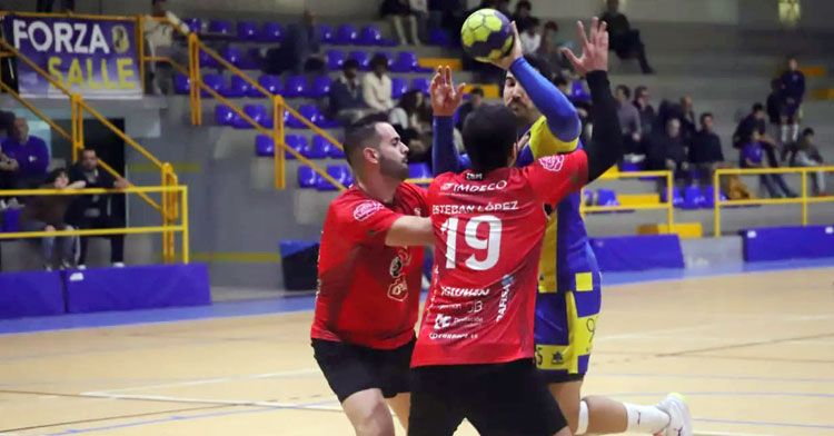 Un momento del duelo entre lasalianos y granates la pasada jornada. Imagen: @M_Torrrejimeno