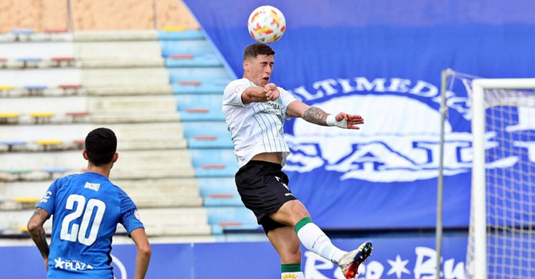 Jorge Moreno ganando un balón por alto este domingo en San Fernando. Foto: CCF