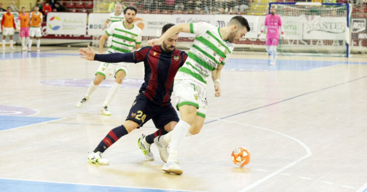 Alberto Saura trata de darse la vuelta con el balón ante un rival del Levante. Foto: Córdoba Futsal