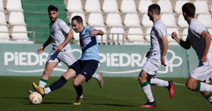 Valentín intenta un pase en El Arcángel ante el Córdoba B. Foto: CD Pozoblanco