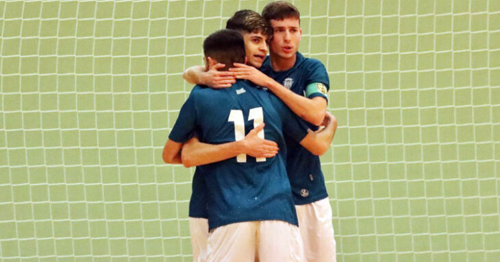 Los jóvenes jugadores del Córdoba Futsal Patrimonio celebrando uno de sus goles en Ceuta. Foto: Reduan