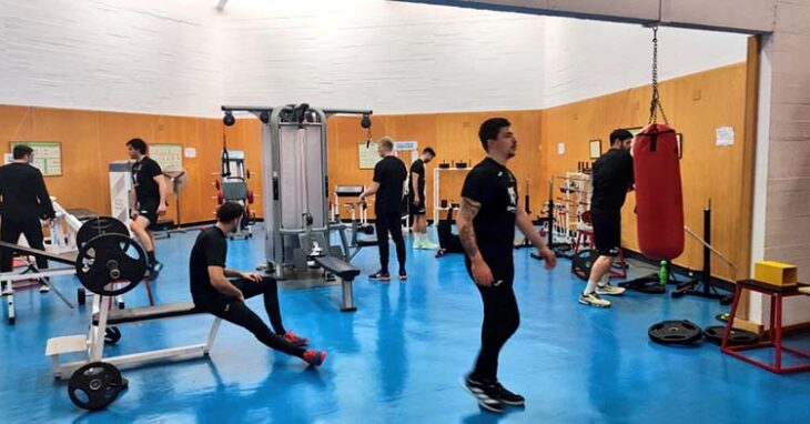 Los jugadores del Ángel Ximénez en su vuelta a los entrenamientos en el gimnasio del Miguel Salas antes de la primera sesión en cancha del 2023