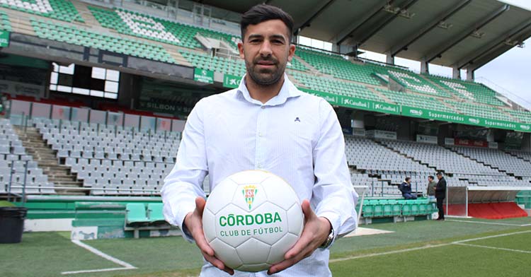 Alberto Jiménez posando con el balón del Córdoba antes de su presentación, tras cuatro días entrenando en el club.