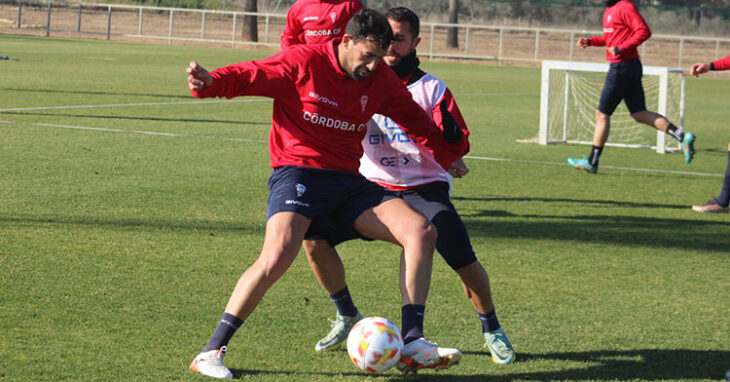 Alberto Jiménez protegiendo el balón ante Canario en su primera sesión con sus nuevos compañeros.