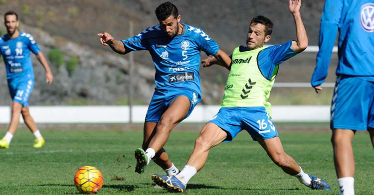 Alberto JIménez despejando un balón ante un compañero del Tenerife la pasada campaña.