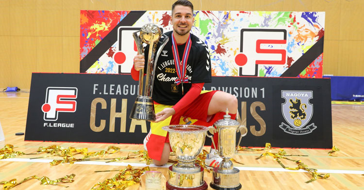 Andresito posando con el título conquistado en Japón