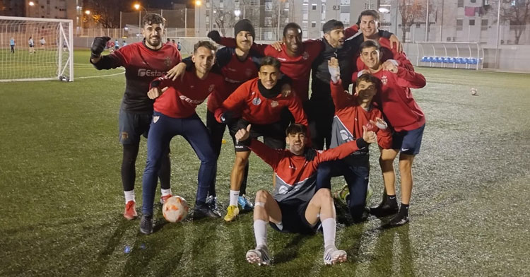 Varios jugadores rojillos posando en uno de los entrenamientos de esta semana. Foto: Atlético Espeleño