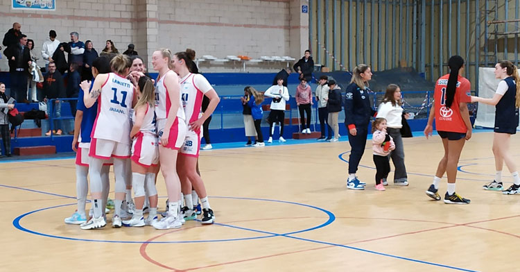 Los momentos posteriores al final del partido, con las ferrolanas celebrando su victoria en Cervantes. Foto: Baxi Ferrol