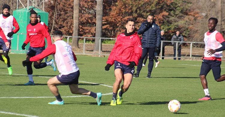 Antonio Caballero, el primero de los refuerzos invernales, abre el balón a banda bajo la atenta mirada de Germán Crespo al fondo.