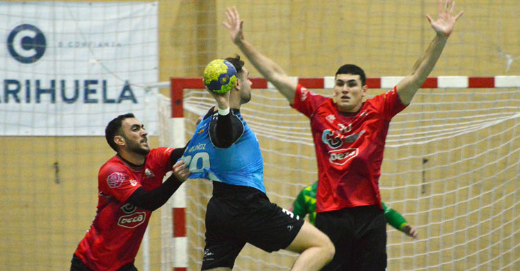 La defensa granate trabajando ante Mijas. Foto: CBM