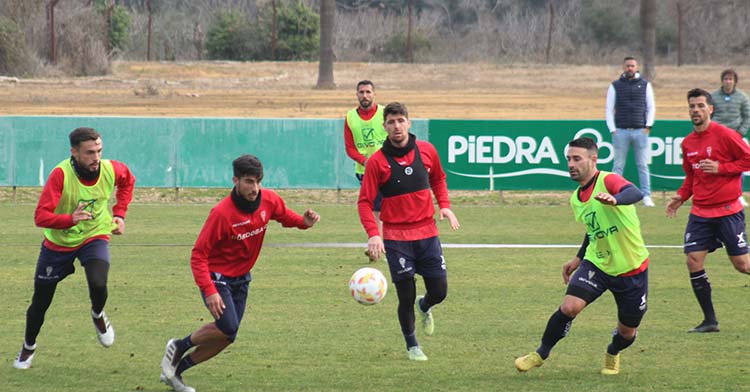 Calderón busca el balón ante Javi Flores y Kike Márquez, tres de los jugadores que tienen que tirar del carro en Fuenlabrada.