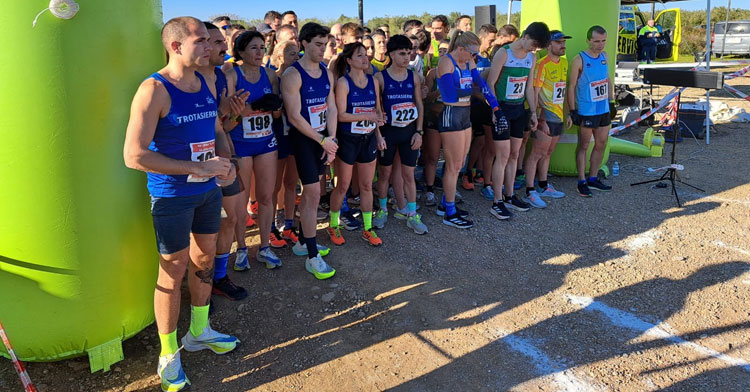 Los atletas preparados para iniciar una prueba del Circuito Provincial. Foto: Club Trotasierra