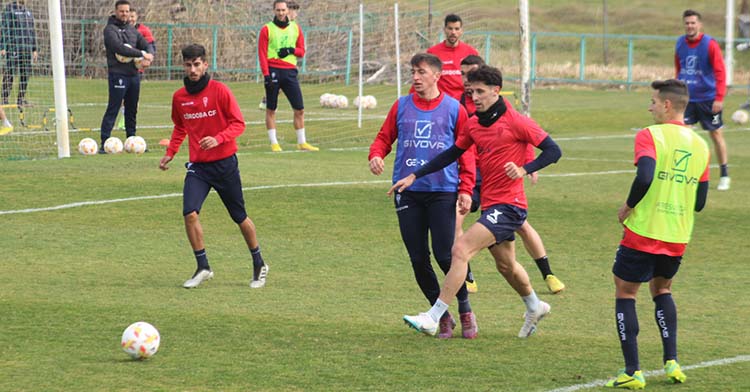 Marco Camus se adelanta a Carracedo en una acción del entrenamiento.