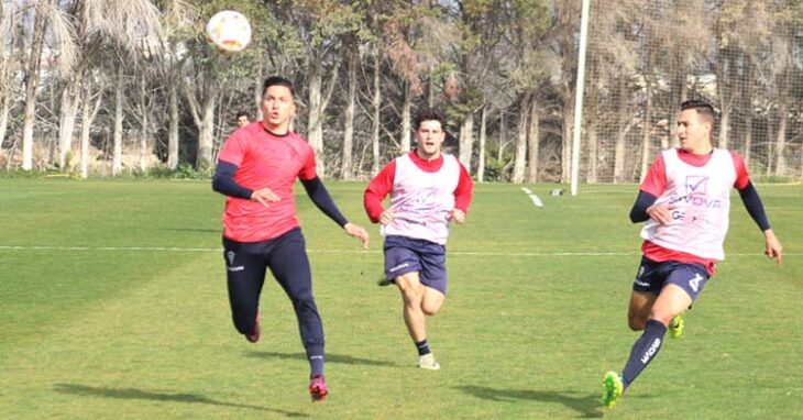 Caballero busca a la carrera el balón con Caballero cerrando espacios y Manolillo al fondo.