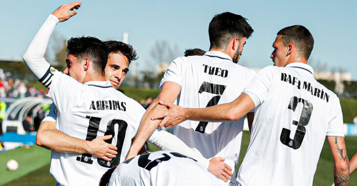 Varios jugadores del Real Madrid Castilla, entre ellos un Sergio Arribas de actualidad por el Mundial de Clubes, celebrando el gol al Alcorcón de la pasada jornada. Foto: @lafabricacrm