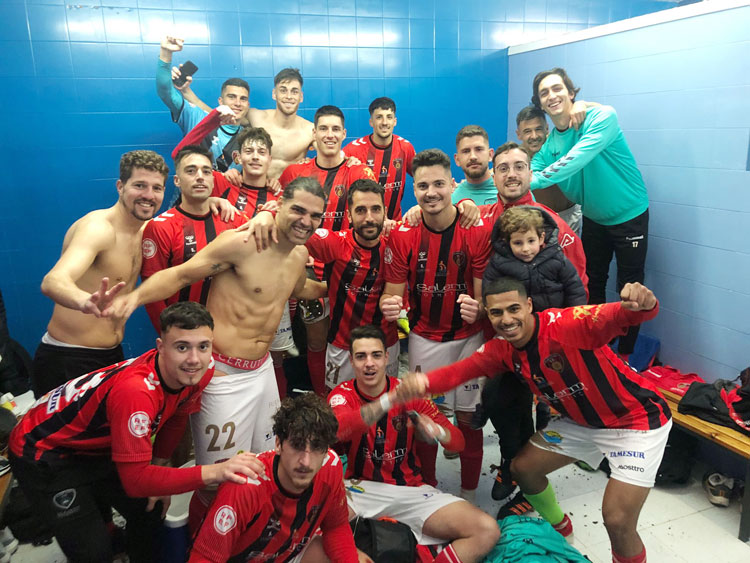 Otra celebración más de los rojinegros, esta vez en Rota. Foto: Tino Navas / Salerm Puente Genil