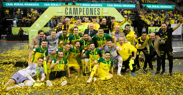 César Velasco, abajo, posando con sus compañeros y la Copa de España