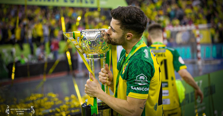 César besando el trofeo, la tercera Copa de España jiennense. Foto: JP Monti / Jaén Paraíso Interior