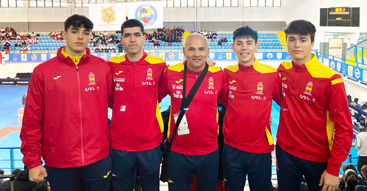 César Martínez junto a algunos de sus seleccionados