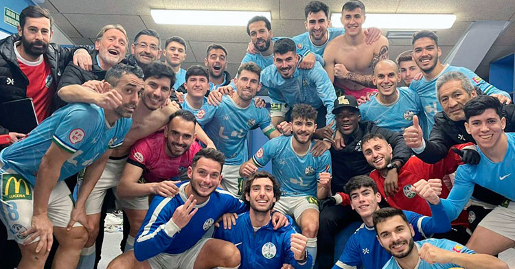 Los jugadores celestes celebrando tres nuevos puntos. Foto: Ciudad de Lucena