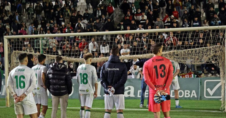 Los jugadores del Córdoba dando la cara ante la afición tras una nueva derrota casera