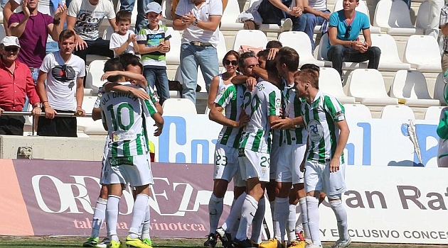 Los jugadores blanquiverdes celebrando uno de sus goles en el último Córdoba-Real Madrid Castilla en 2014. Foto: Marca.com