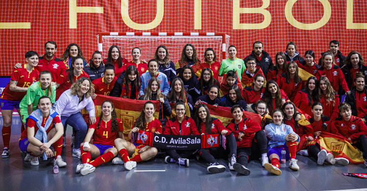 Cristina García, arriba y en el centro de verde, tras uno de los amistosos recientes ante Argentina. Foto: RFEF