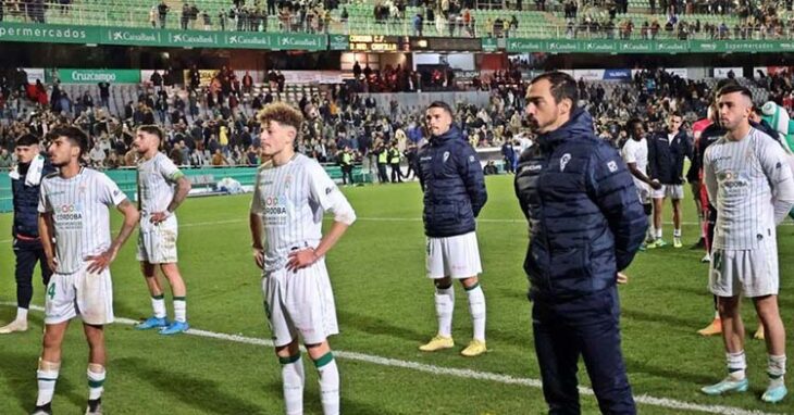 De las Cuevas, Simo, Puga, Calderón y el resto de futbolistas del Córdoba pidiendo perdón al cordobesismo tras la derrota ante el Real Madrid Castilla.