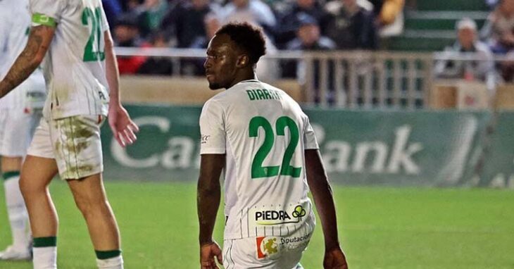 Diarra, rodilla entierra, intenta levantarse ante la dura realidad que rodea al equipo.