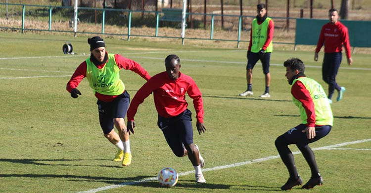 Diarra conduciendo el balón entre José Ruiz y Gudelj.