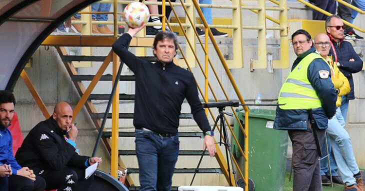 Eduardo Docampo devuelve un balón desde su área técnica para una puesta en juego. Foto: Cultural y Deportiva Leonesa