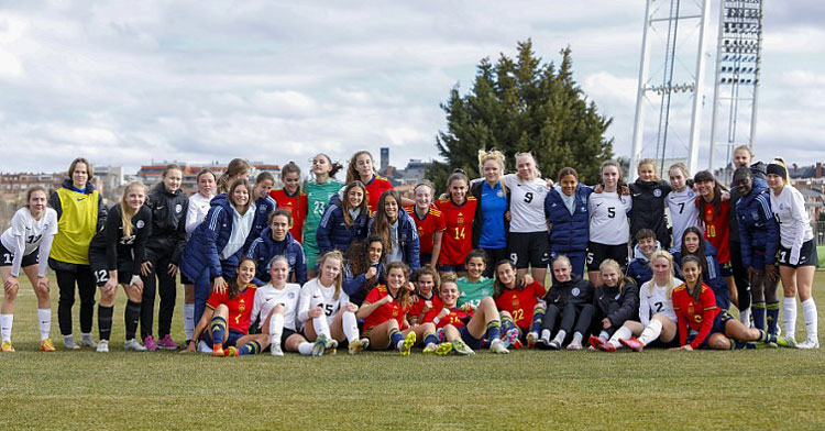 La foto de familia final tras la goleada de España a Estonia. Foto: RFEF