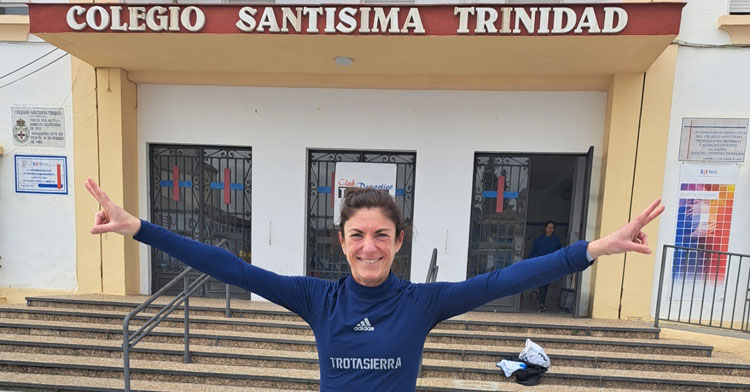 Yolanda Villalba posando en el patio del colegio tras su victoria. Foto: Club Trotasierra