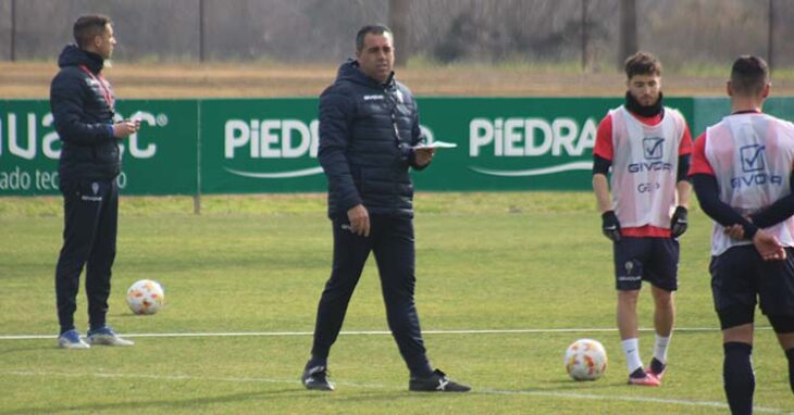 Germán Crespo repasando sus notas en el entrenamiento junto a Armando Shashoua.