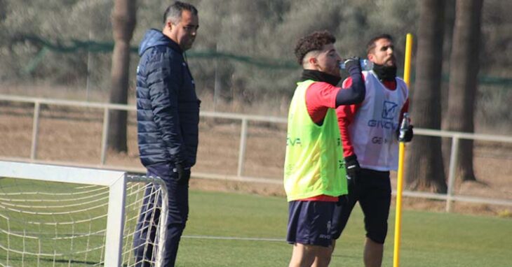 Germán Crespo observando a dos de los fichajes invernales, Armando Shashoua y Canario.