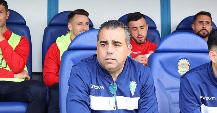 Germán Crespo siguiendo el partido desde el banquillo del Fernando Torres.