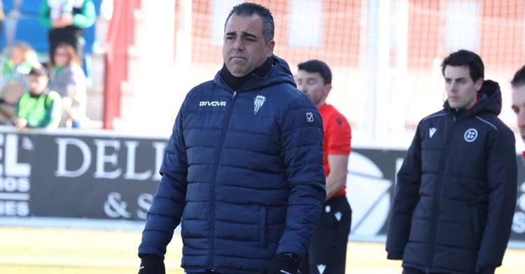 Germán Crespo siguiendo el juego del Córdoba en el Reina Sofía de Salamanca.