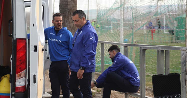 Germán Crespo departiendo con su cuerpo técnico a la conclusión del entrenamiento.