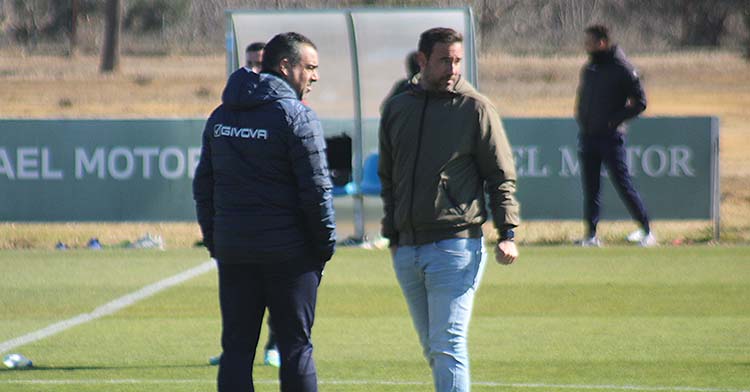 ¿Quién falta por llegar? Parece preguntarle Germán Crespo al delegado del equipo Julio Cruz a la espera del central que complete la plantilla.