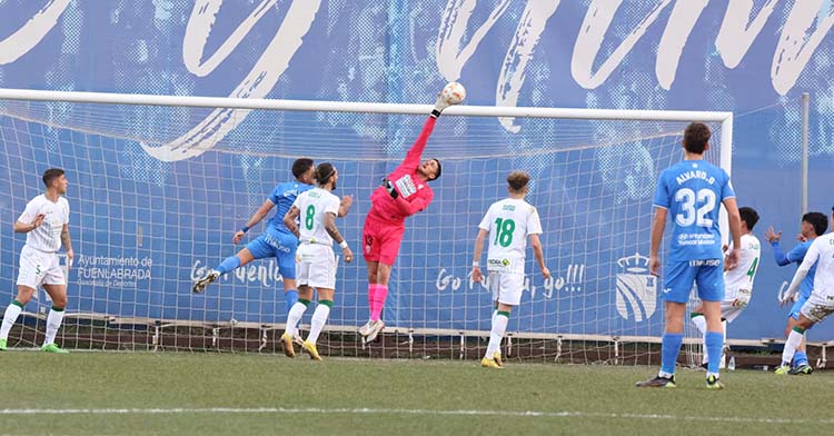 Carlos Marín despeja un balón aéreo, a diferencia de lo que pasó en el tanto posterior. Foto: CCF
