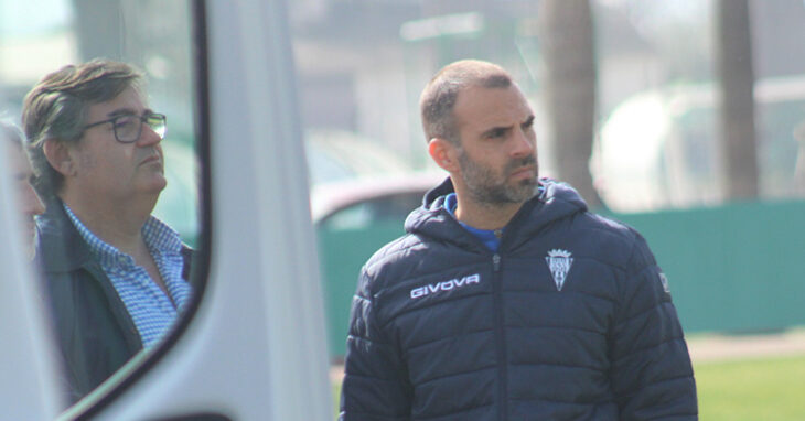 Javier González Calvo siguiendo el entrenamientos de este miércoles junto al recuperador Miguel Ángel Moriana.