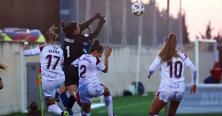 Gordillo despeja un balón al área en la Ciudad Deportiva Andrés Iniesta, Foto: Albacete Balompié