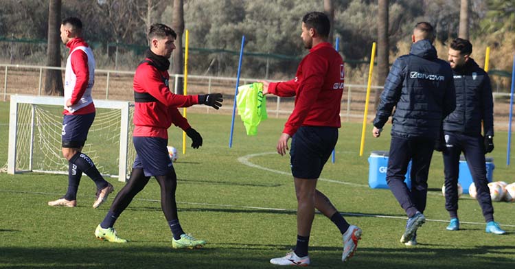 Javi Flores recibiendo el peto del último fichaje del Córdoba Alberto Jiménez.