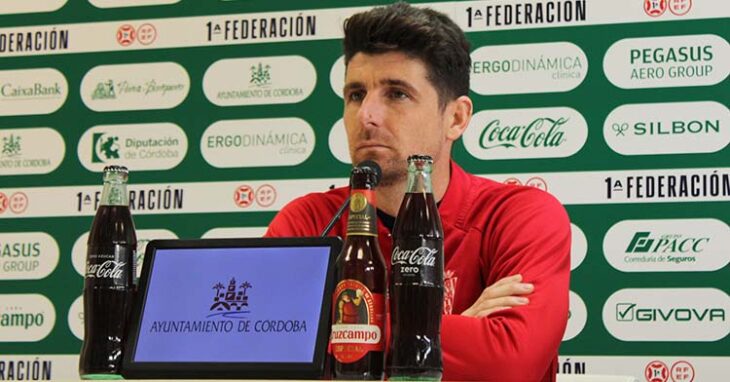 Javi Flores atendiendo a los medios en la sala de prensa.