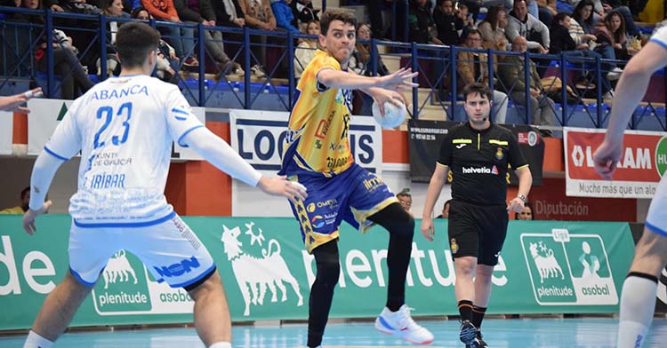 Javi Muñoz armando su zurdo para marcar uno de los cinco tantos que anotó en el partido ante el Cangas.