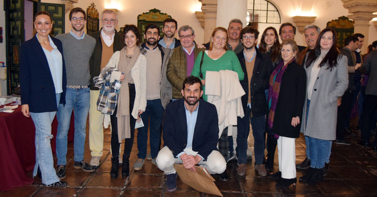 Javier de Juan posa con amigos y allegados tras la Gala de la APDC. Foto: Laclasi.es