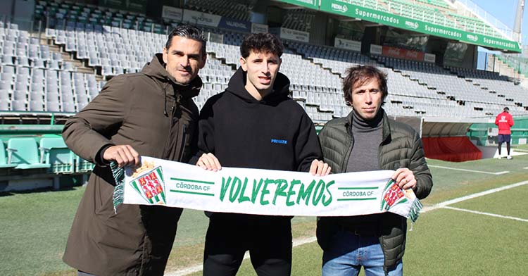 Juanito presentando a Marco Camus junto a Raúl Cámara, pero no será ni la penúltima puesta en escena de los fichajes invernales.